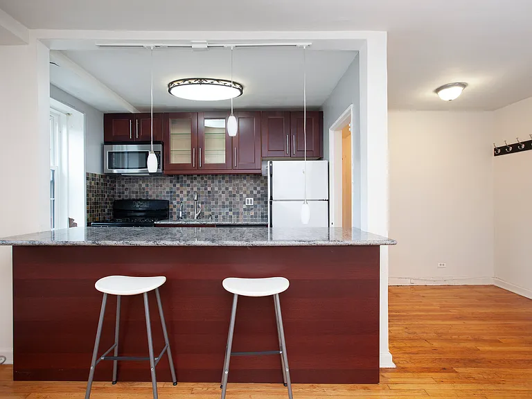 140-21 Burden Cres #204 — Photo 3