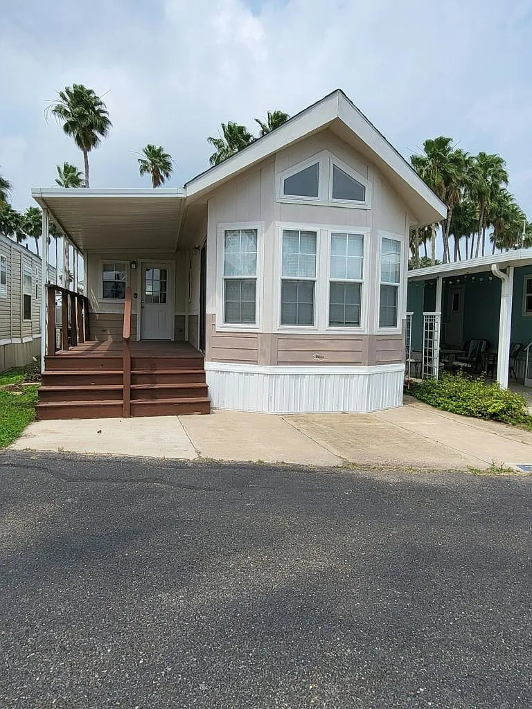 2 bed, 1.0 bath, 384 sqft, $1,300 — Photo 1