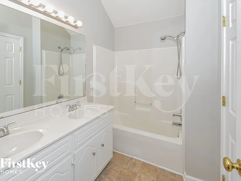 3890 Mackenzie Dr — Photo 8