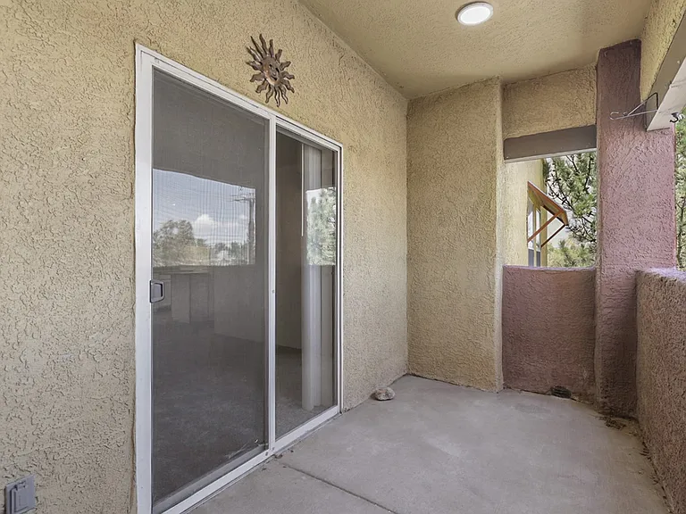 El Paseo Apartments — Photo 16
