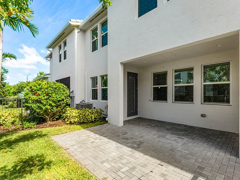 16474 Helix Ct — Photo 34