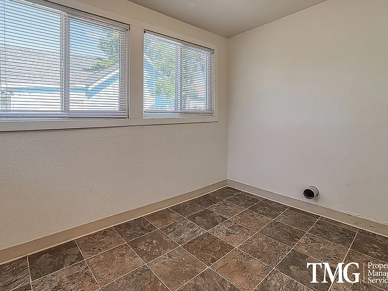 2500 Harney St — Photo 10