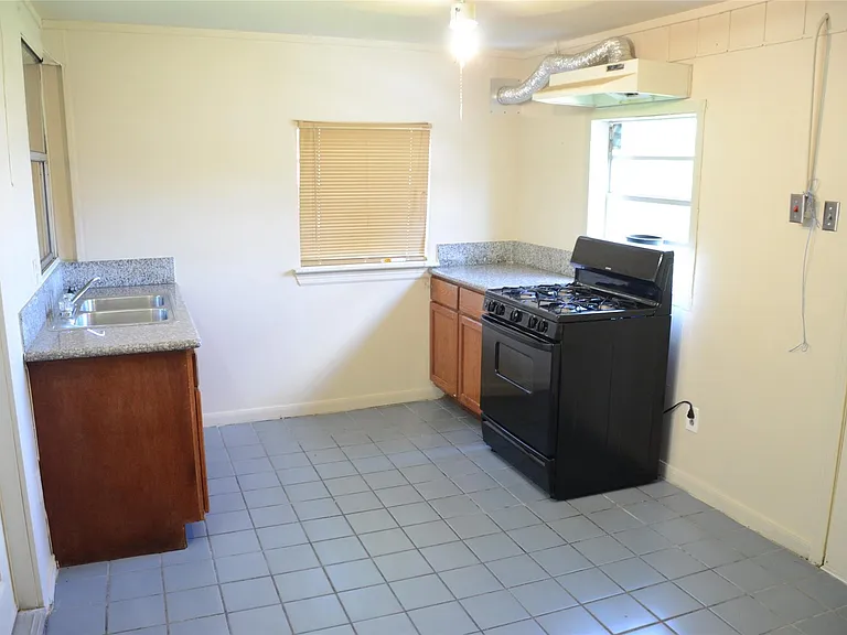 10807 Emery Dr — Photo 7