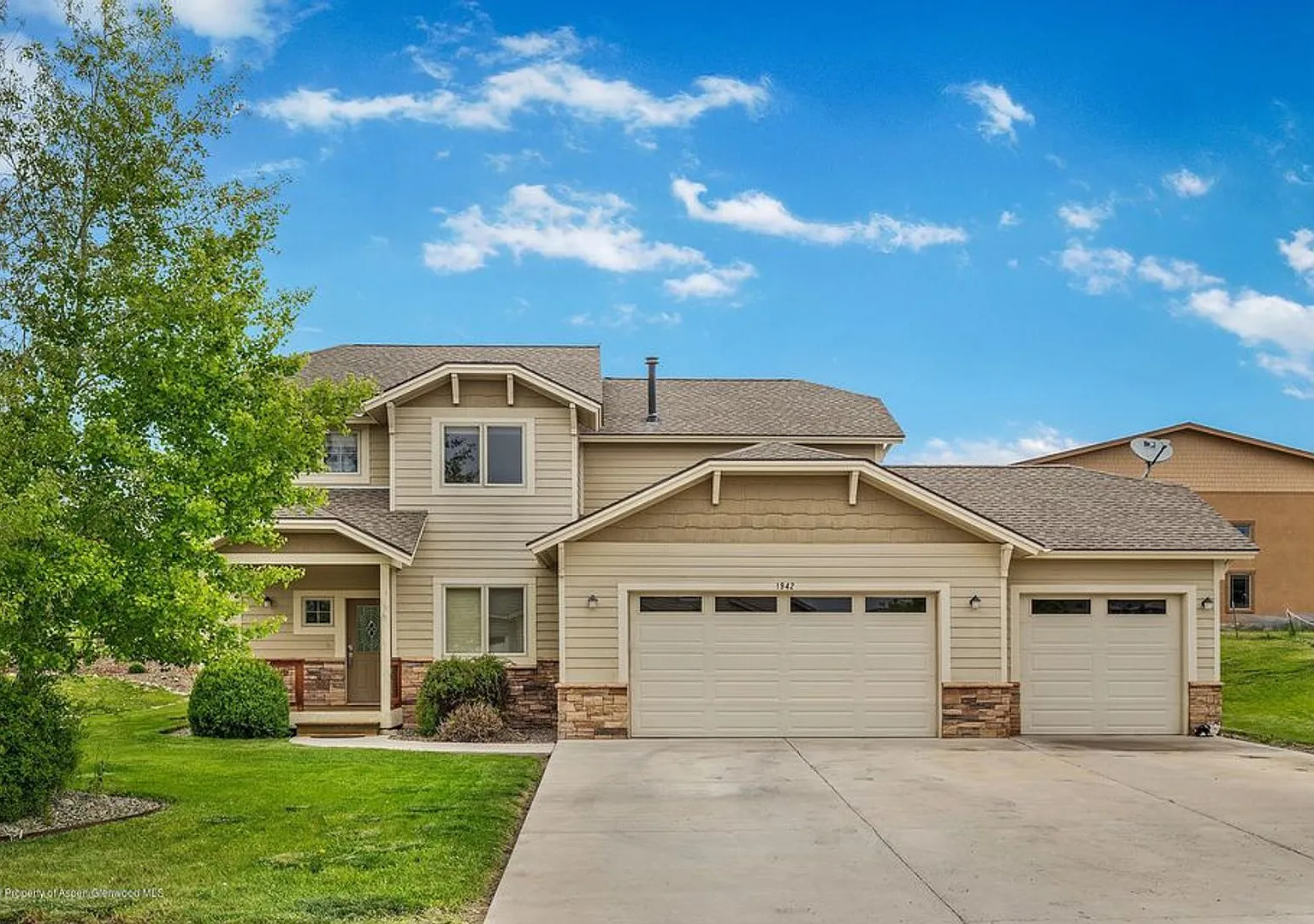 Single Family Home in Rifle For Rent — Photo 1