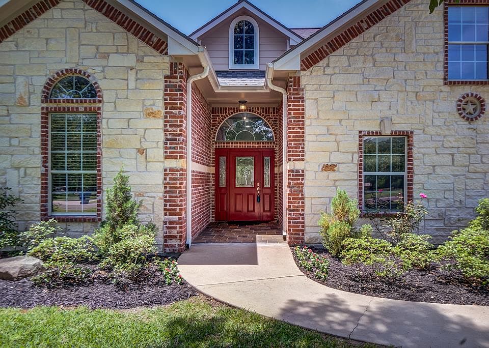 1st image of 121 Autumn Lake Dr