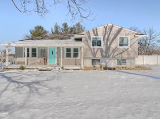 1492 Windsor Beach Dr, Fenton, MI 48430