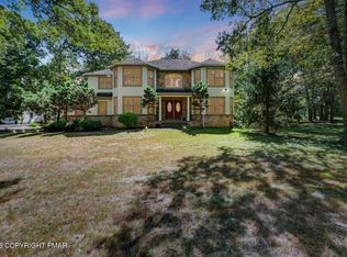 107 Gollum Ln, Tamiment, PA 18371