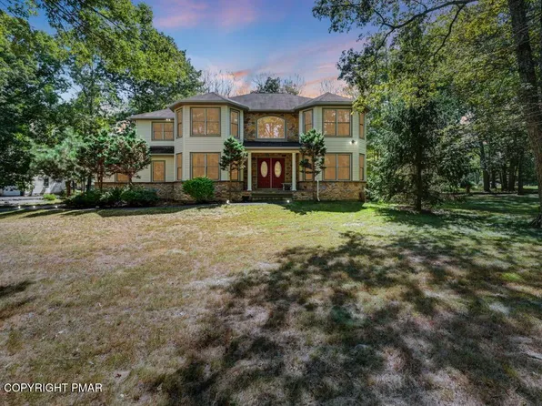 107 Gollum Ln, Tamiment, PA 18371