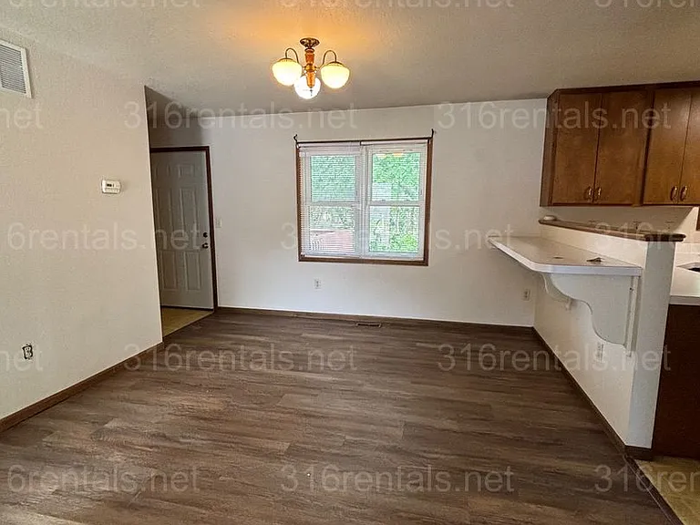 1010 S Topeka St — Photo 8