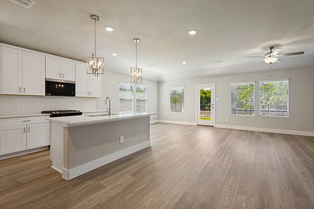 4 bed, 2059 sqft, $2,395 — Photo 4