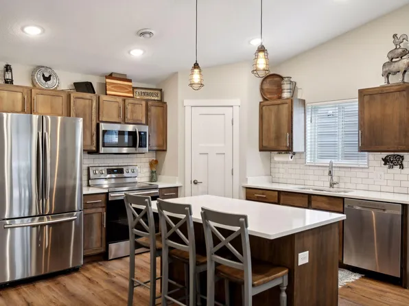 906 Southside Dr, Woodville, WI 54028