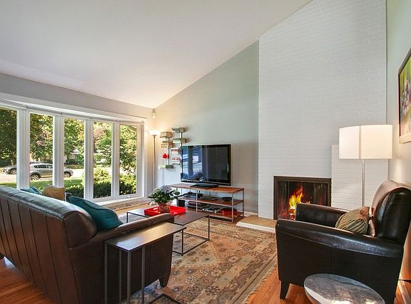 3rd image of 2661 Crawford Ave