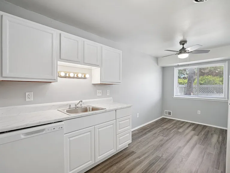 Creekside Apartments — Photo 12