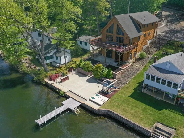 44 3rd St, Brimfield, MA 01010