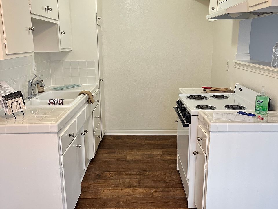 Kitchen with pantry, stove included