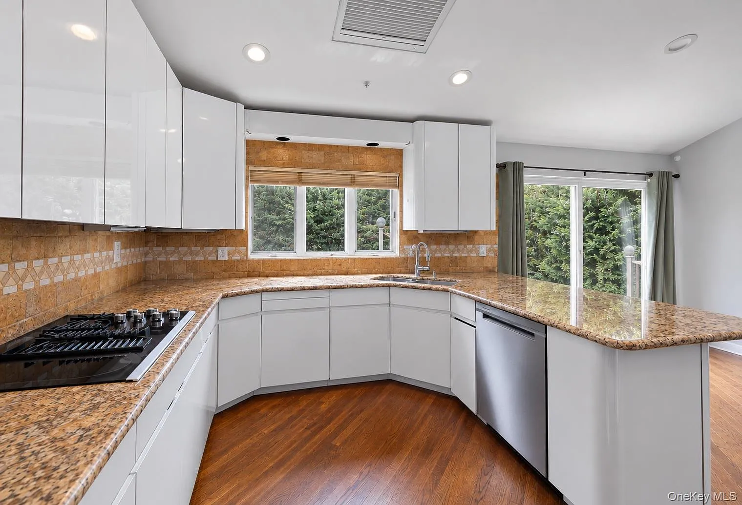 3 bed, 2.5 bath, 1576 sqft, $6,500 — Photo 4