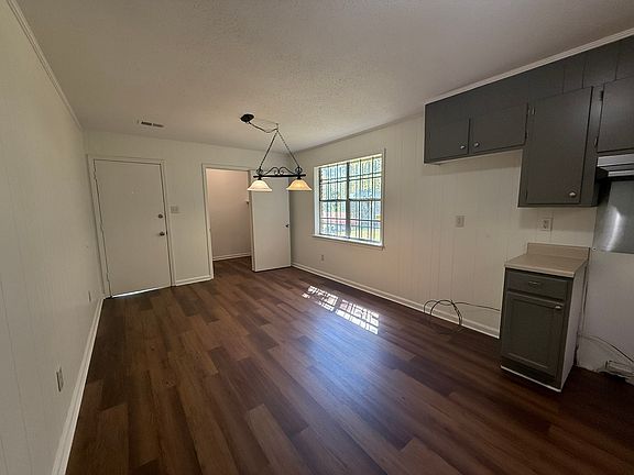 Dining area netxt to kitchen