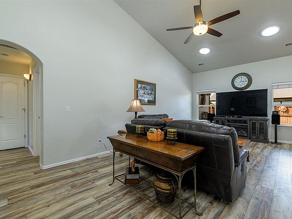 5th image of 701 Silverplume Dr