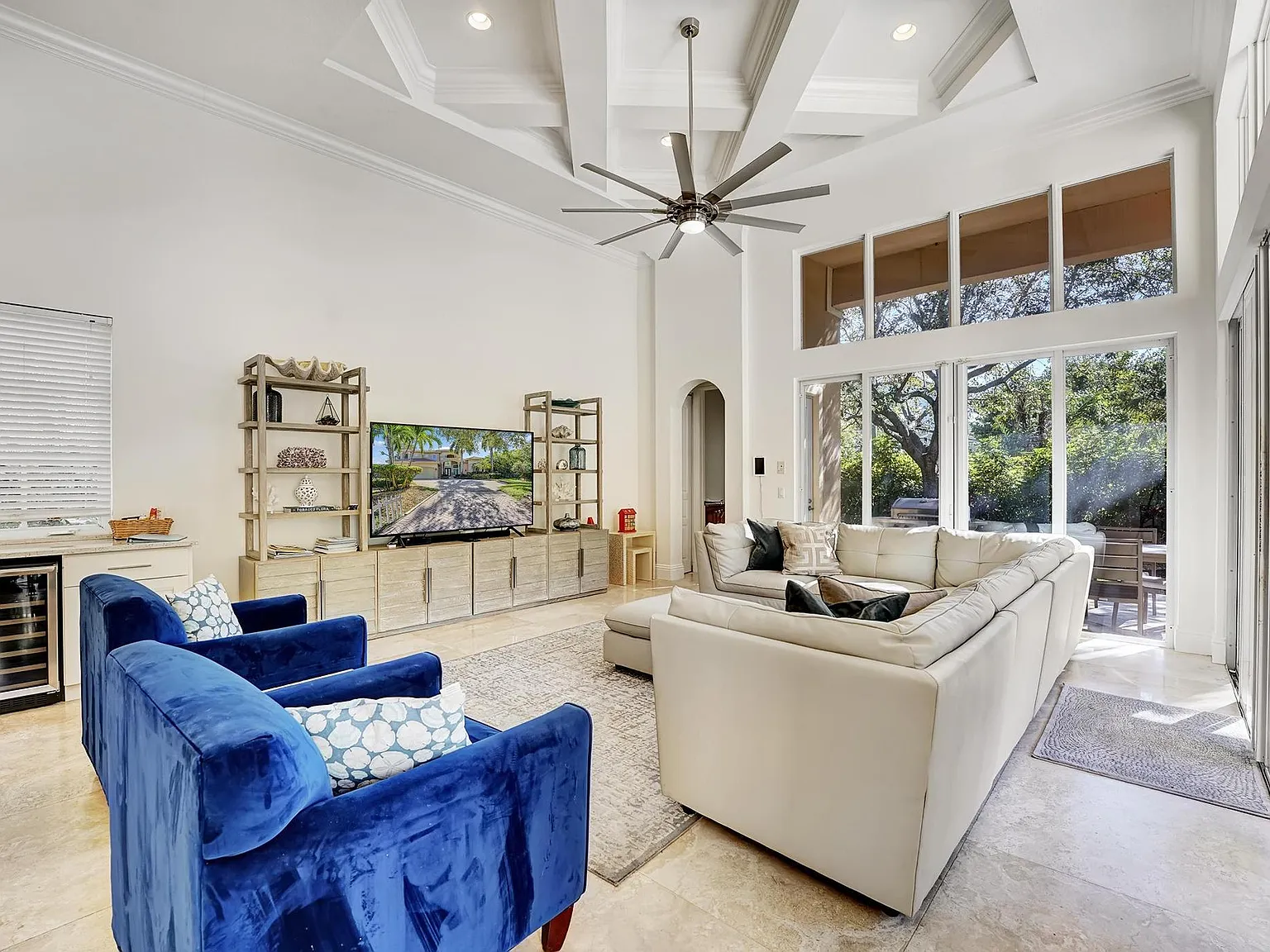6 bed, 4.5 bath, 4425 sqft, $18,000 — Photo 4