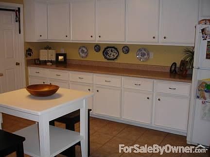 Kitchen : tons of cabinet space, long countertop, ceramic tile floor
