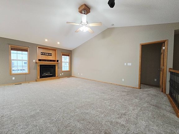 2nd image of 404 SW Springfield Dr