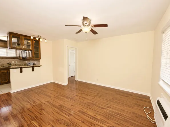 The Buckhead Cottage - 11