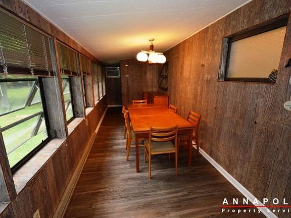4th image of 3222 Henson Ave