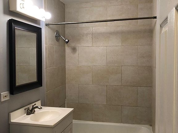 3rd image of 8424 W 87th St APT 3A