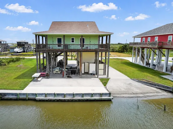 1111 Mabry St, Gilchrist, TX 77617