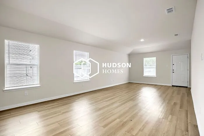 4 bed, 2.0 bath, 1571 sqft, $1,549 — Photo 2