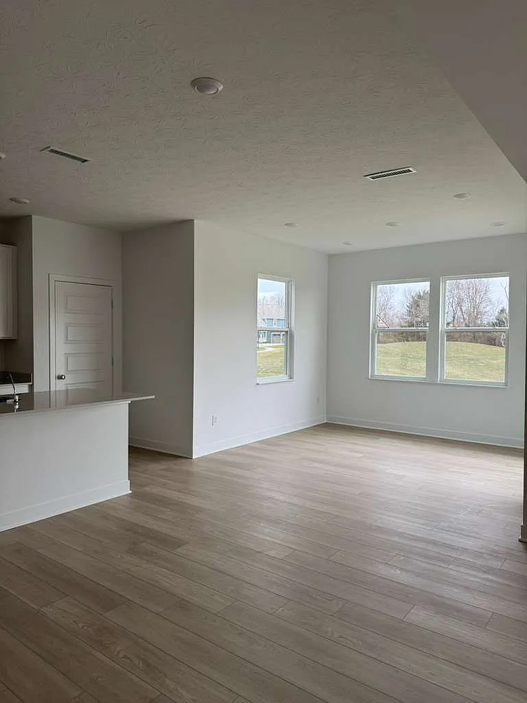 5 bed, 2856 sqft, $2,845 — Photo 4