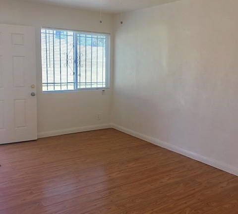 3rd image of 1119 W 94th St