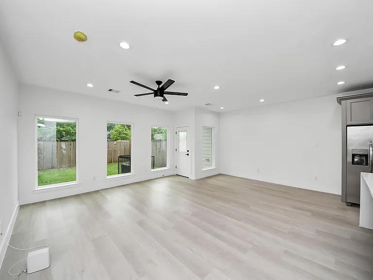 8218 Lawler St — Photo 17