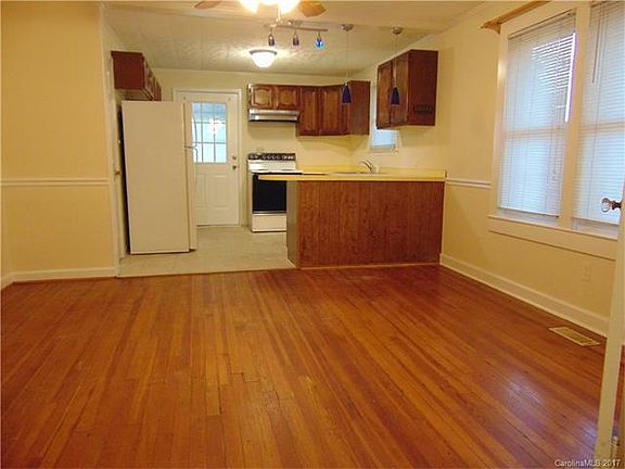 3rd image of 404 E Park Ave