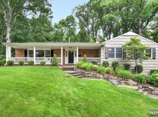 19 Ronarm Dr, Mountain Lakes, NJ 07046