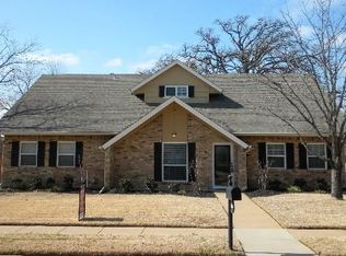 2004 Silver Leaf Dr, Pantego, TX 76013