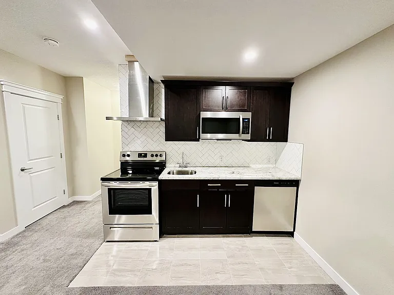 109 Evanscrest Rd NW #LOWER — Photo 4