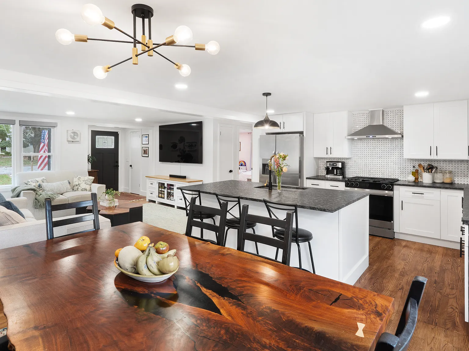 3 bed, $5,000 — Photo 3