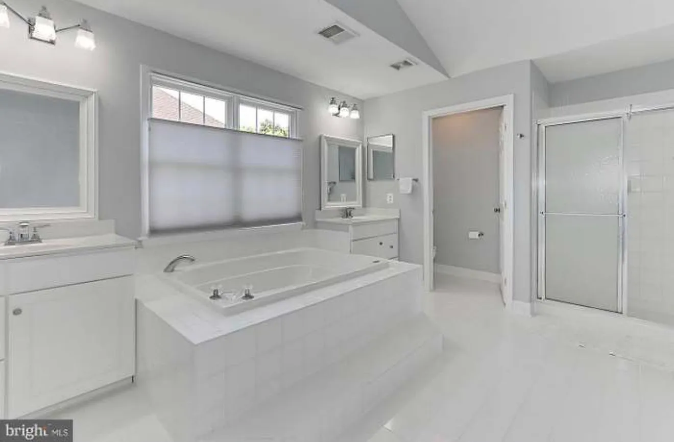 6 bed, 3598 sqft, $6,750 — Photo 4