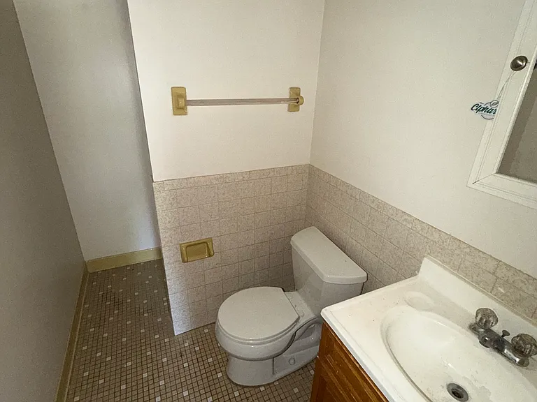 371 Woodford Ave — Photo 5