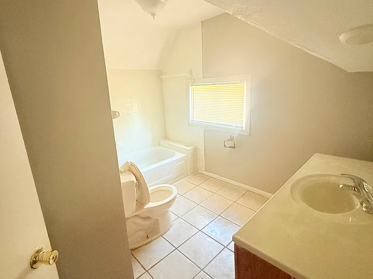 2130 Queen Ave N — Photo 8