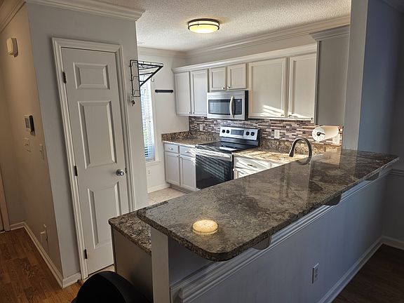 Kitchen with breakfast bar