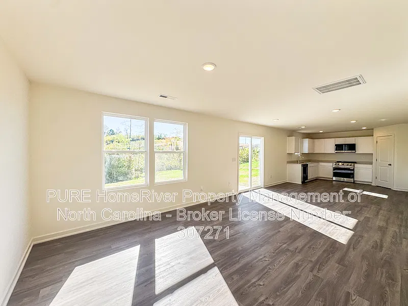 4 bed, 2.5 bath, 2014 sqft, $2,025 — Photo 2