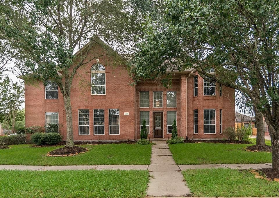 1st image of 303 Green Oaks Dr
