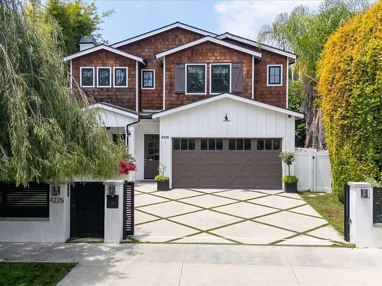 4225 Alcove Ave — Photo 2