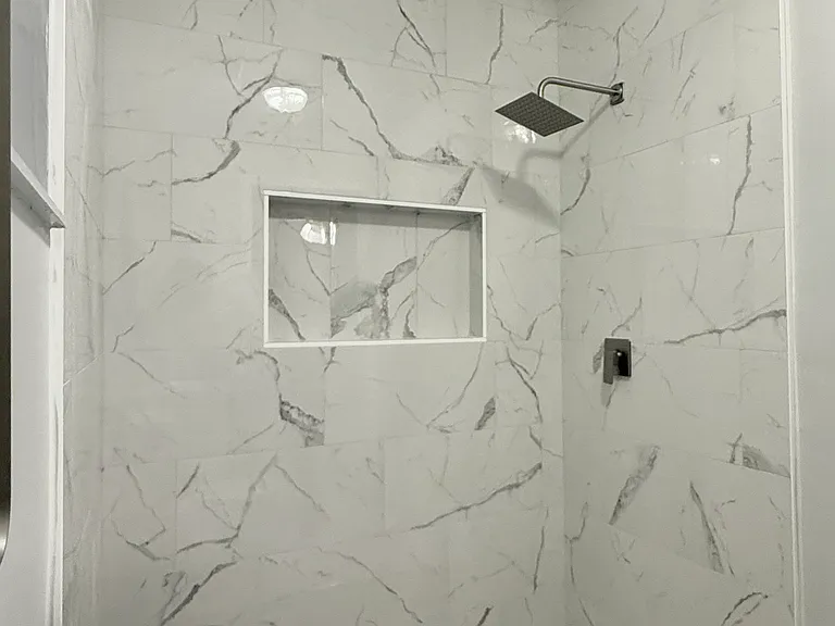 Second bathroom shower (single showerhead)