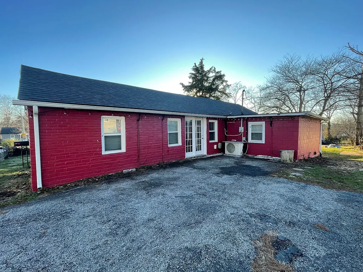 Building Photo - 319 E Oak St