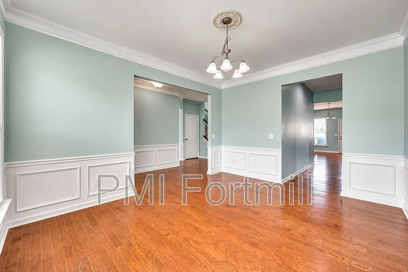 5 bed, 3.5 bath, 3250 sqft, $3,300 — Photo 2