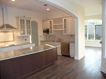 4th image of 3438 Summit Ave