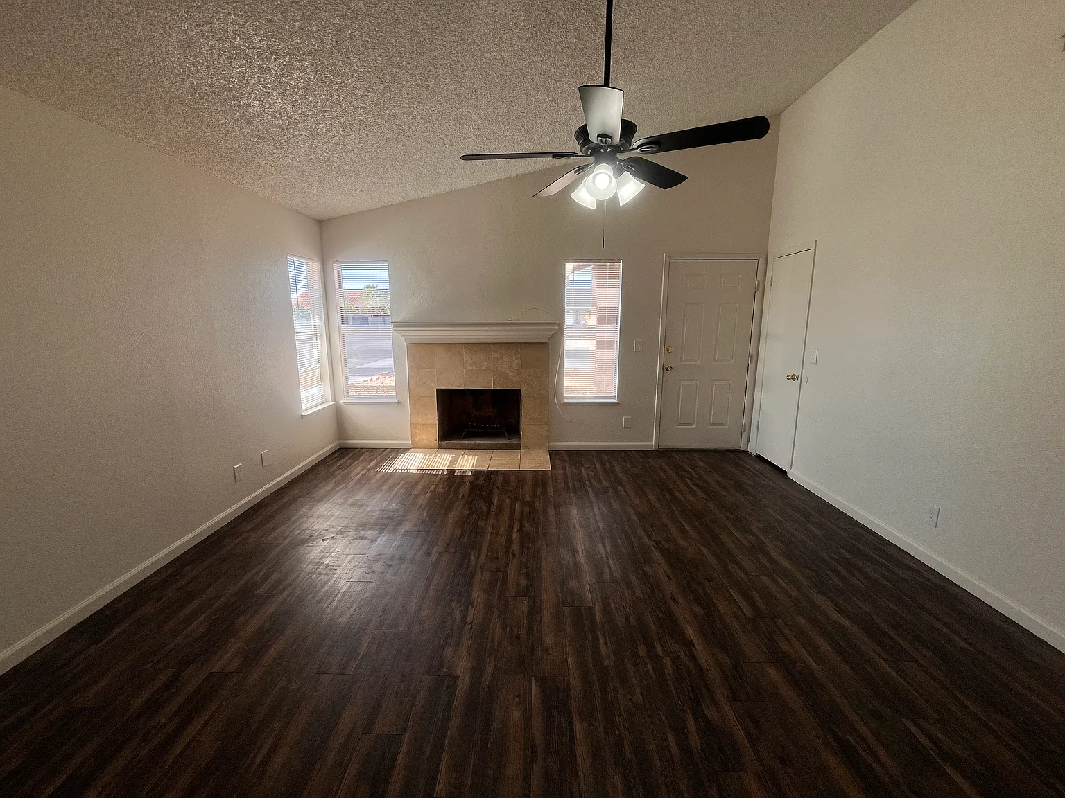 3 bed, 1148 sqft, $1,950 — Photo 3